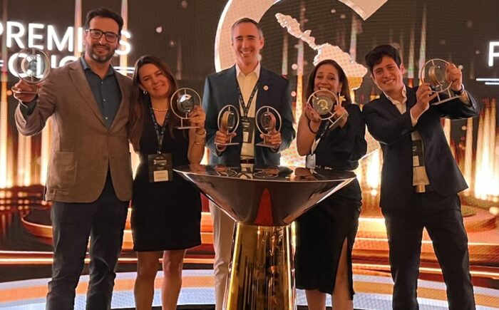 Eduardo Pérez y equipo Parque Arauco en Premios CLICC